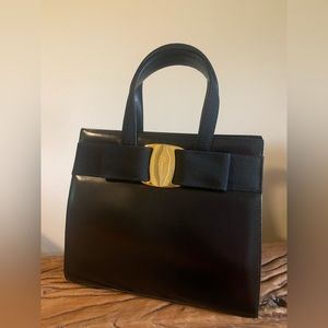 Ferragamo Vara Ribbon Shoulder Bag (BA214178)